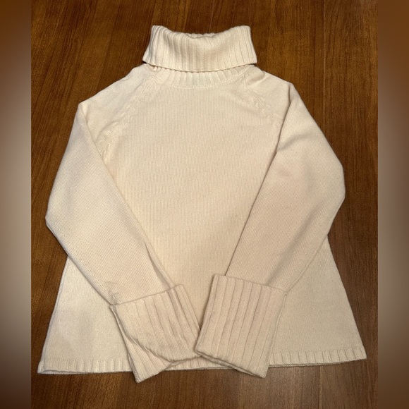 Banana Republic 100% Cashmere lightweight Turtleneck Sweater - Picture 2 of 6